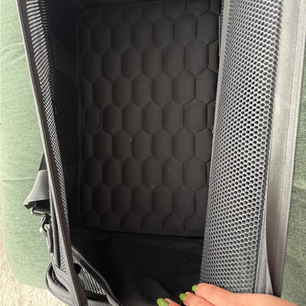 Wildone travel carrier for dogs up to 16 lbs. never used